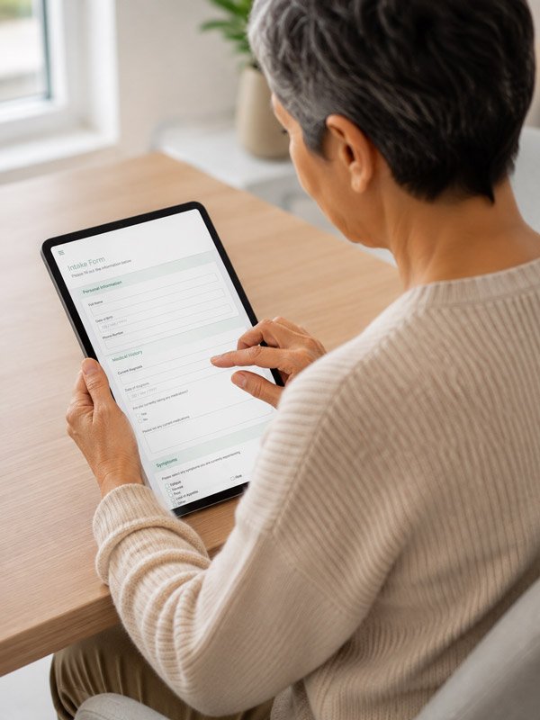 Paciente preenchendo o questionário da triagem psicossocial em um tablet